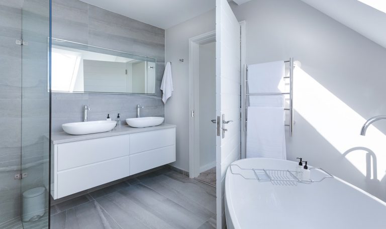 Moderná elegancia: Doplnky do minimalistickej kúpeľne