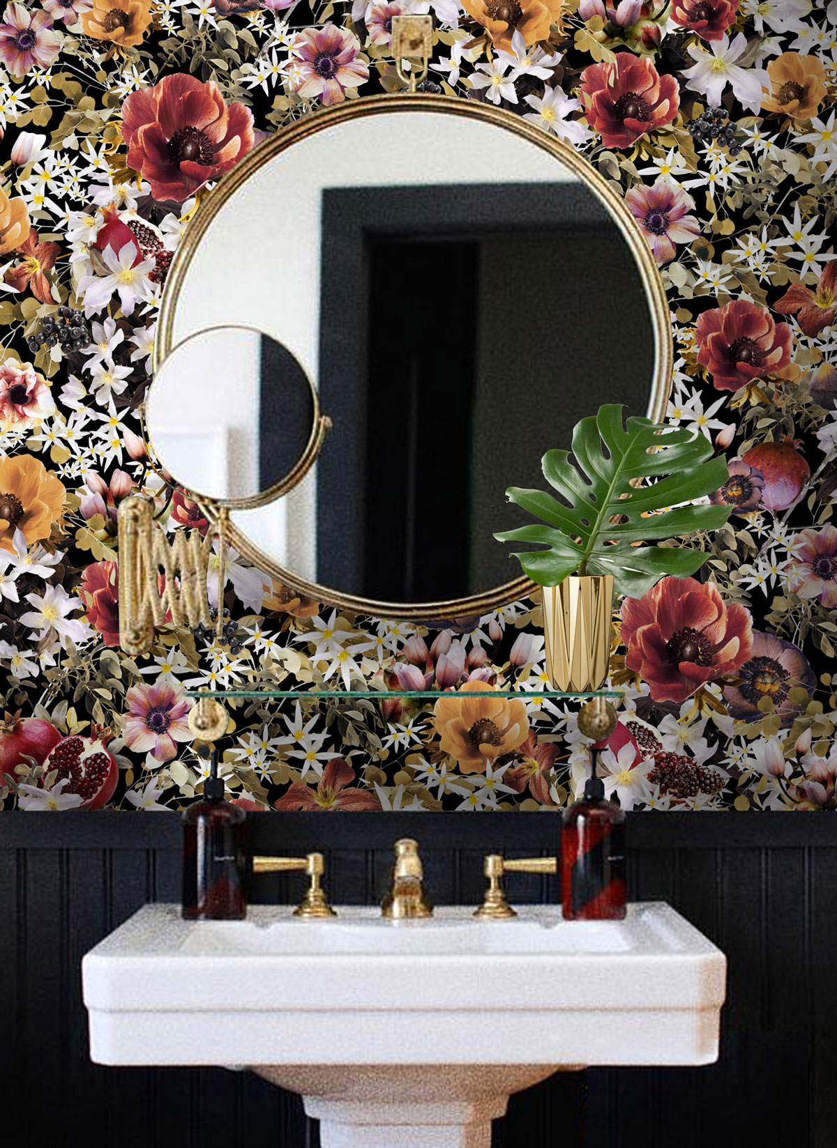 Kúpeľňa s výraznou kvetinovou tapetou na stene, na nej visí okrúhle zlaté zrkadlo a presklená polička, pod nimi je biele umývadlo so zlatou batériou