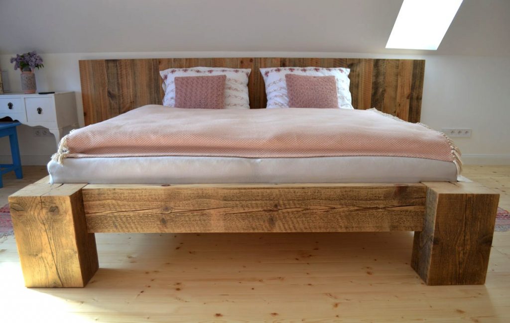 manželská posteľ zo starých drevených trámov a borovicového dreva