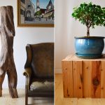 drevená socha a drevený podstavec s keramickým kvetináčom