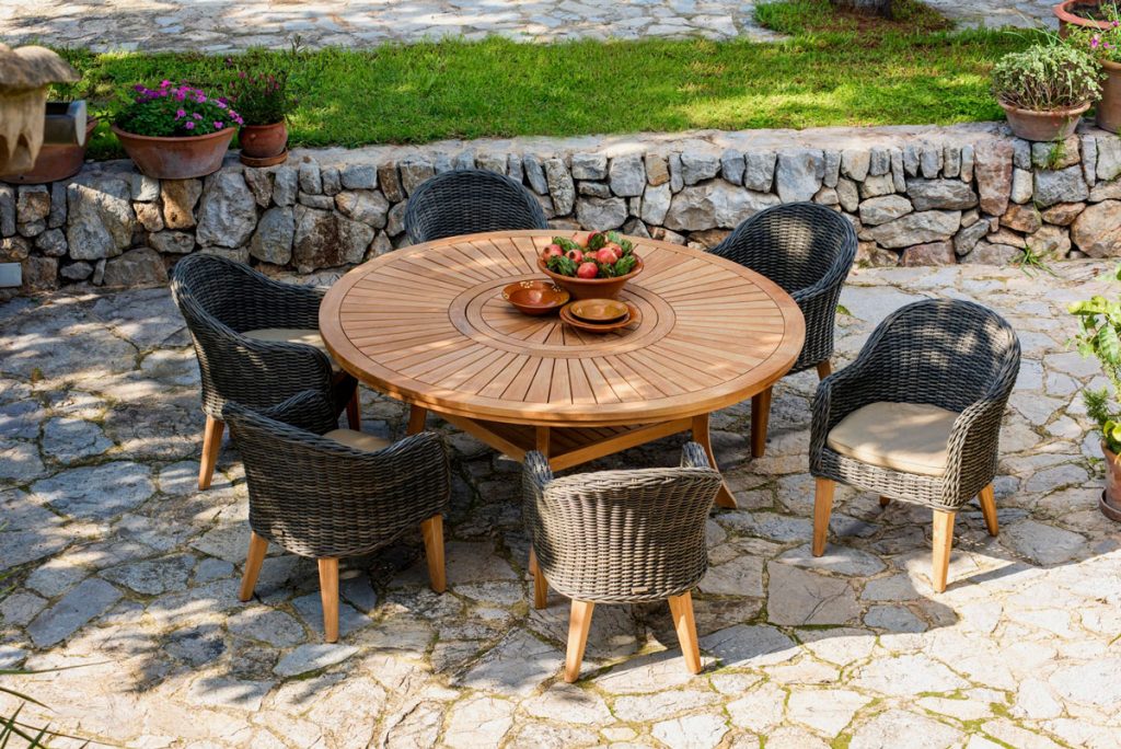 teakový záhradný stôl s ratanovými kreslami