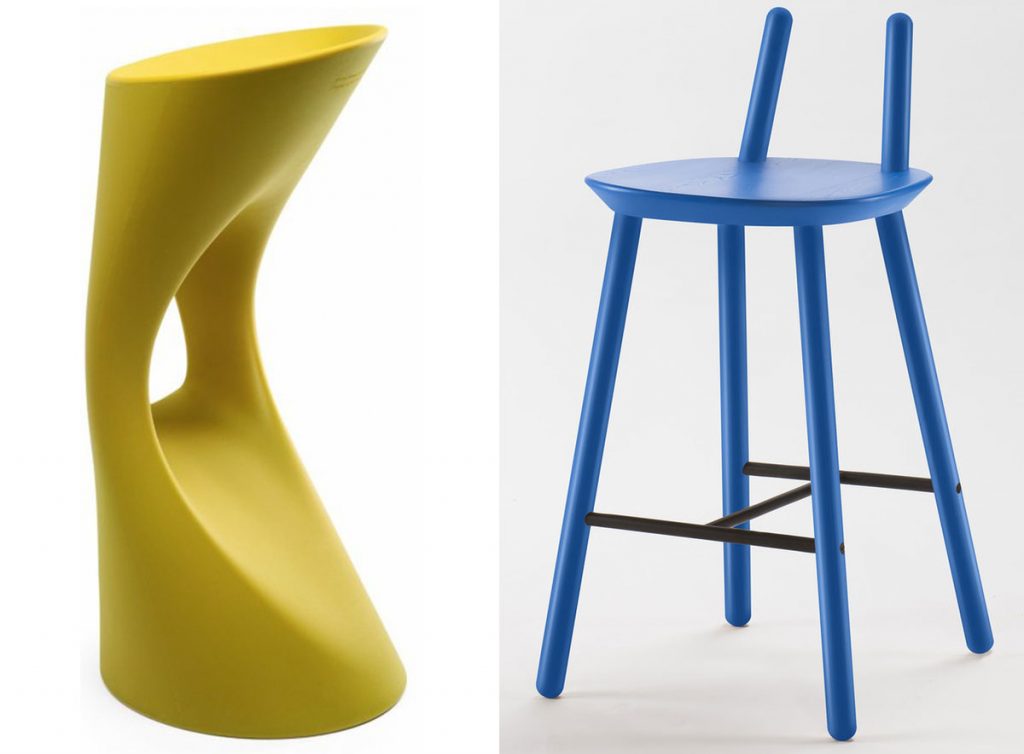 ergonomicky tvarovaná barová stolička vhodná do exteriéru a modrá barová stolička z jaseňového dreva