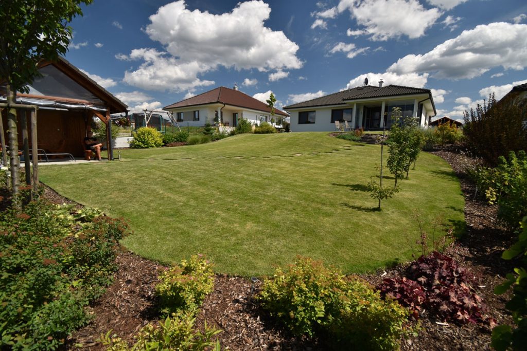 Záhrada s trávnatou plochou a trvalkovými záhonmi realizovaná architektom.