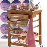 servírovací stolík na kolieskach zo žuly a bambusu