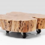 Zemité farby a prírodné materiály v interiéri: kávový stolík u akáciového dreva