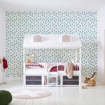 detská izba s bodkovanou tapetou, bielou skriňou a bielou posteľou v podobe domčeka