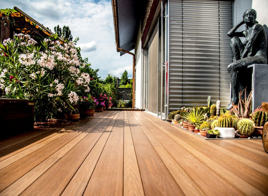 Trendy v terasách: Terasa s imitáciou drevenej podlahy. 