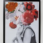 Obraz s portrétom ženy, ktorá má tvár zakrytú kvetmi
