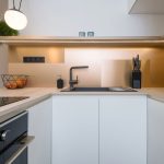 Kuchyňa v severskom štýle s minimalistickou kuchynskou zostavou