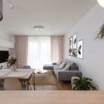 Obývačka v zemitých farbách si sivou sedačkou, hnedým kobercom a ružovými záclonami