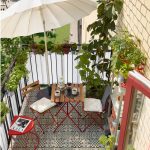 Balkón s dreveným sedením, slnečníkom a užitkovými rastlinami