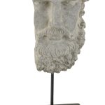 socha hlavy Zeusa na podstavci