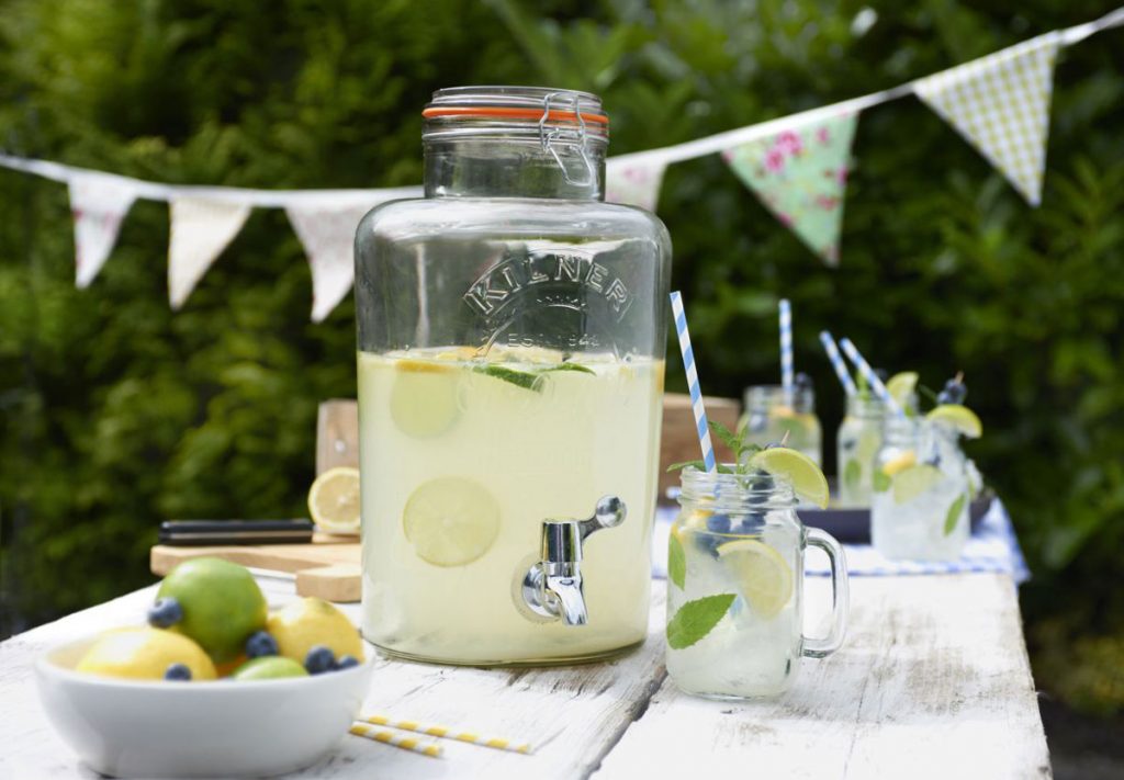 sklenená súprava na nápoje zložená z nádoby s kohútikom na limonády a skleneného zaváraninového pohára