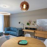 Otvorený priestor obývačky a kuchyne vo vzorovom byte projektu Čerešne fine living