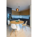 Moderná kuchyňa v hnedej a šedej spolu s dizajnovým okrúhlym jedálenským stolom v projekte Čerešne fine living