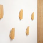 minimalistické nástenné drevené vešiaky