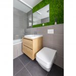 Kúpeľňa s vertikálnou machovou stenou vo vzorovom byte v Kolískach