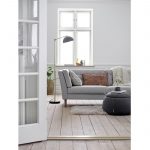 Sivá a drevo v interiéri: biela maľovka, drevená podlaha a sivá sedačka