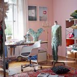 izba pre tínedžera: izba s pracovným stolom, stojanom na oblečenie a regálom