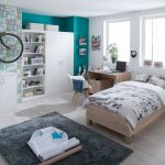 Chlapčenská izba s dreveným nábytkom vo farbách bielej, hnedej a tyrkysovej