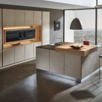 minimalistická kuchyňa so skrytými úložnými priestormi a s ostrovčekom