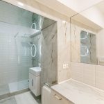 Moderná biela kúpeľňa so sprchovacím kútom