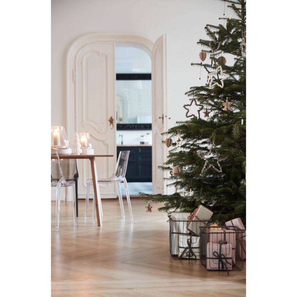 Inšpirácie na vianočný stromček: Veľký stromček zdobený výraznejšími dekoráciami, ale v menšom množstve