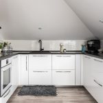 riešenie kuchyne v podkrovnom byte bez horných skriniek