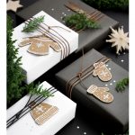 Balenie vianočných darčekov: darčeky s korkovými ozdobami