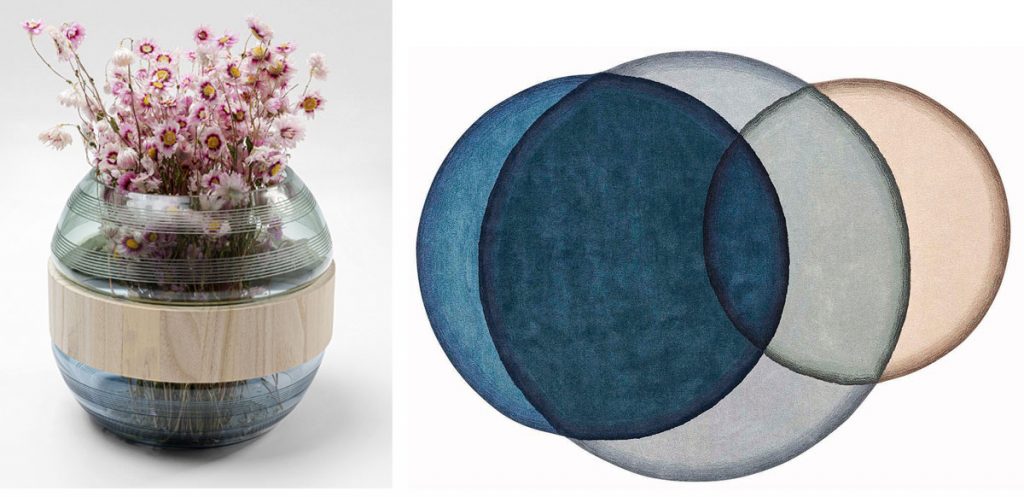 Interiérové trendy roka 2021: váza z farebného skla skombinovaného s masívnym mangovým drevom a vlnený koberec so vzorom kruhov