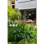 neformálna výsadba trvaliek v záhrade vo vnútrobloku Atelieru Partero