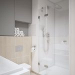 minimalisticky zariadená kúpeľňa so sprchovacím kútom