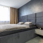 Spálňa v minimalistickom štýle s čalúnenou posteľou na mieru od firmy Nesia