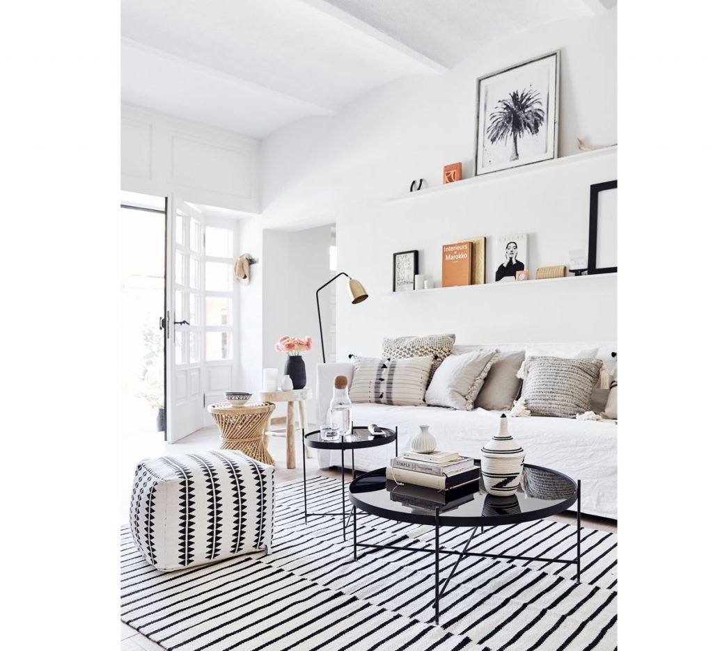 šesť trendov pre obývačky: v prírodnom škandinávskom štýle v neutrálnej kombinácii bielej a čiernej
