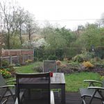 premena malej záhrady: stav záhrady pred premenou, pohľad z terasy do záhrady na trvalkové výsadby