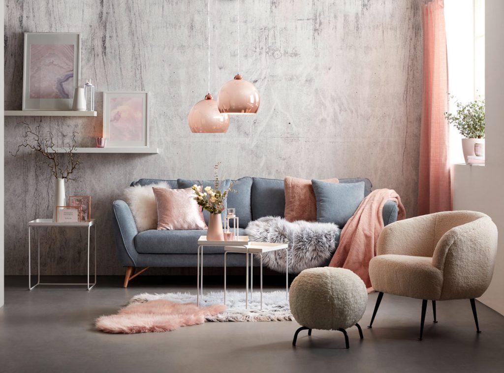 Farebné interiérové trendy: Obývačka v pastelových farbách s ružovými textíliami 