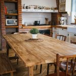Dom Márie Bartalos: Rustikálna kuchyňa s masívnym stolom a odhalenými tehlami pri kuchynskej linke