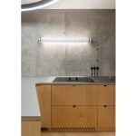 minimalistická drevená kuchynská linka s oblým zakončením a exteriérovým osvetlením na betónovej stene