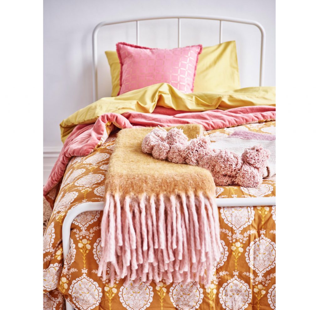 Farebné interiérové trendy: Kombinácia ružovej a horčicovej na posteľných textíliách