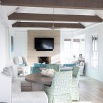 Obývačka v kombinácii bielej a pastelovej modrej
