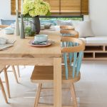 Drevený jedálenský stôl a stoličky s operadlom v pastelovej modrej farbe