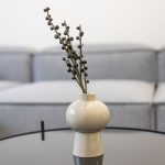 minimalistická biela keramická váza