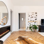 extravagantná obývačka so zrkadlom, biokrbom, kožušinou, čiernym nábytkom