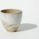 mramorovaný pohár z kameniny a porcelánu