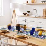 Jedálenský stôl s prestieraním inšpirovaným Stredomorím v modrej a žltej farbe