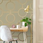 interiér so stolíkom a stoličkou, zlatou stojacou lampou a retro tapetou so zlatým geometrický vzorom