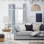 Obývačka v neutrálnych tónoch šedej, bielej, hnedej a modrej s prímorskou atmosférou