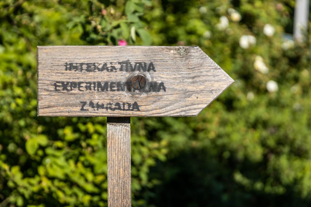 drevená šípka označujúca smej v Interaktívnej a experimentálnej záhrade v Nitre