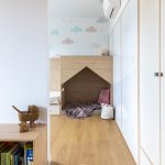 Detská izba so vstavanými skriňami, domčekom a v pastelových tónoch