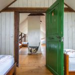 drevené zelené dvere v zrekonštruovanom interiéri tristoročnej chalupy
